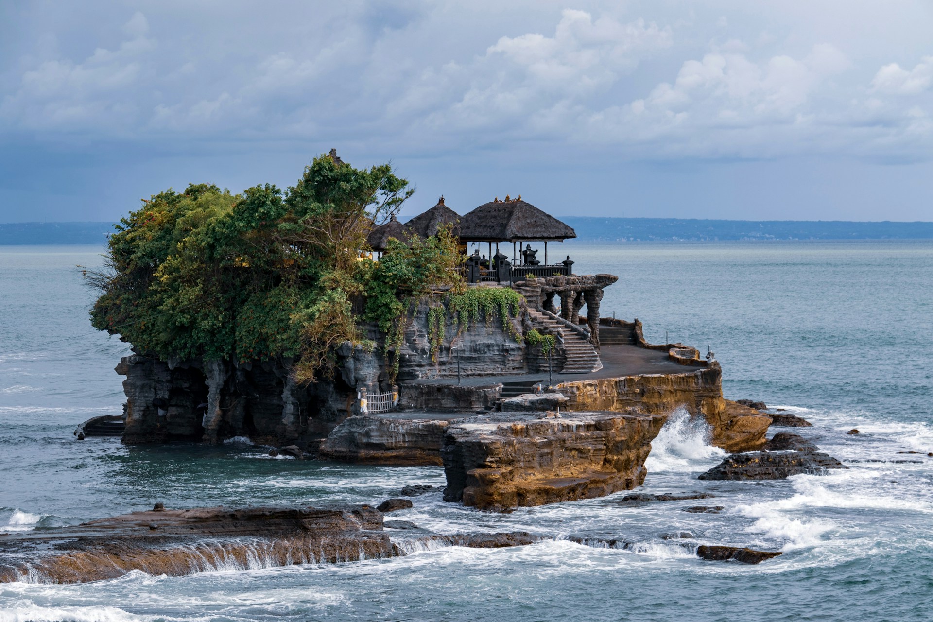 Tanah Lot Bali: Menikmati Keindahan Matahari Terbenam Paling Ikonik di Pulau Dewata 2026
