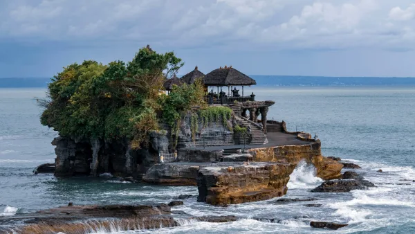 Tanah Lot Bali: Menikmati Keindahan Matahari Terbenam Paling Ikonik di Pulau Dewata 2026